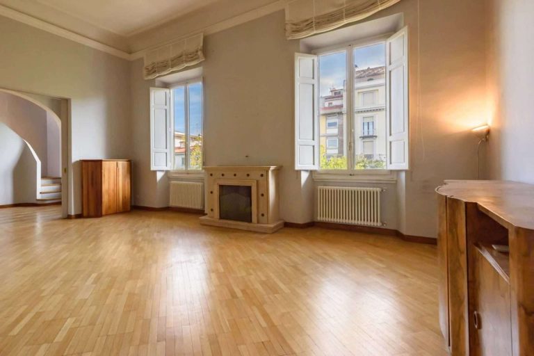 Penthouse with Terrace in The Historic Center of Florence-0_267790