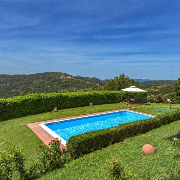 Farmhouse with Pool and 35 Hectares in Valdichiana-0_471327
