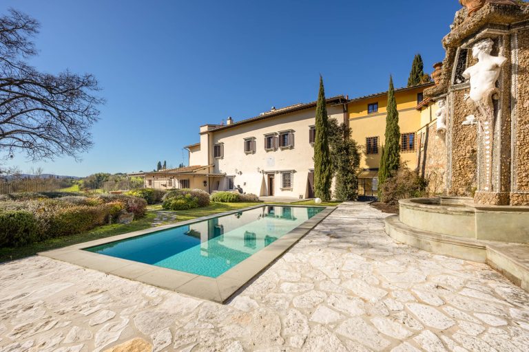 Historic Villa with Pool in Florence-42_439811