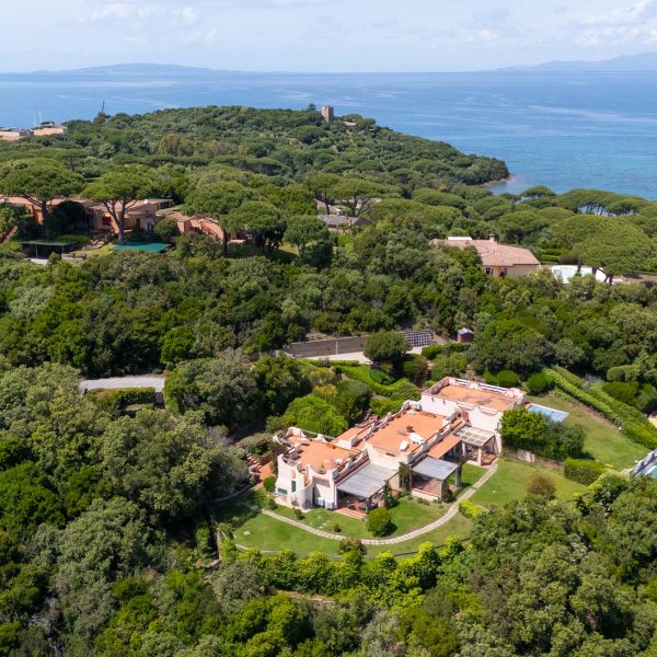 Portion of a Villa with Garden in Punta Ala-0_475426