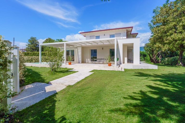 Modern Villa with Pool in Forte dei Marmi-0_476195