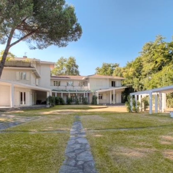 Prestigious Villa with Garden in Forte dei Marmi-21_371070