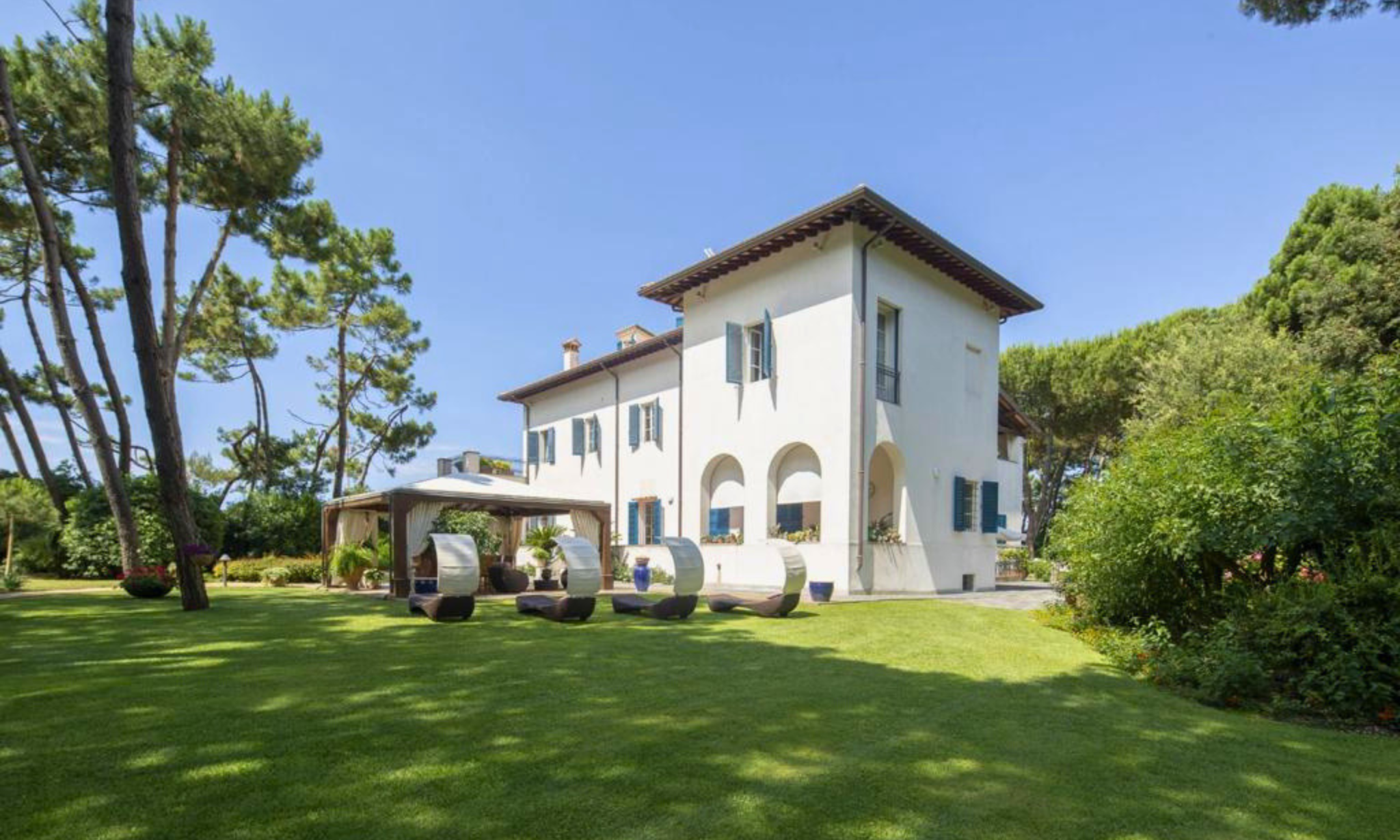 Beachfront Villa with Pool in Forte dei Marmi