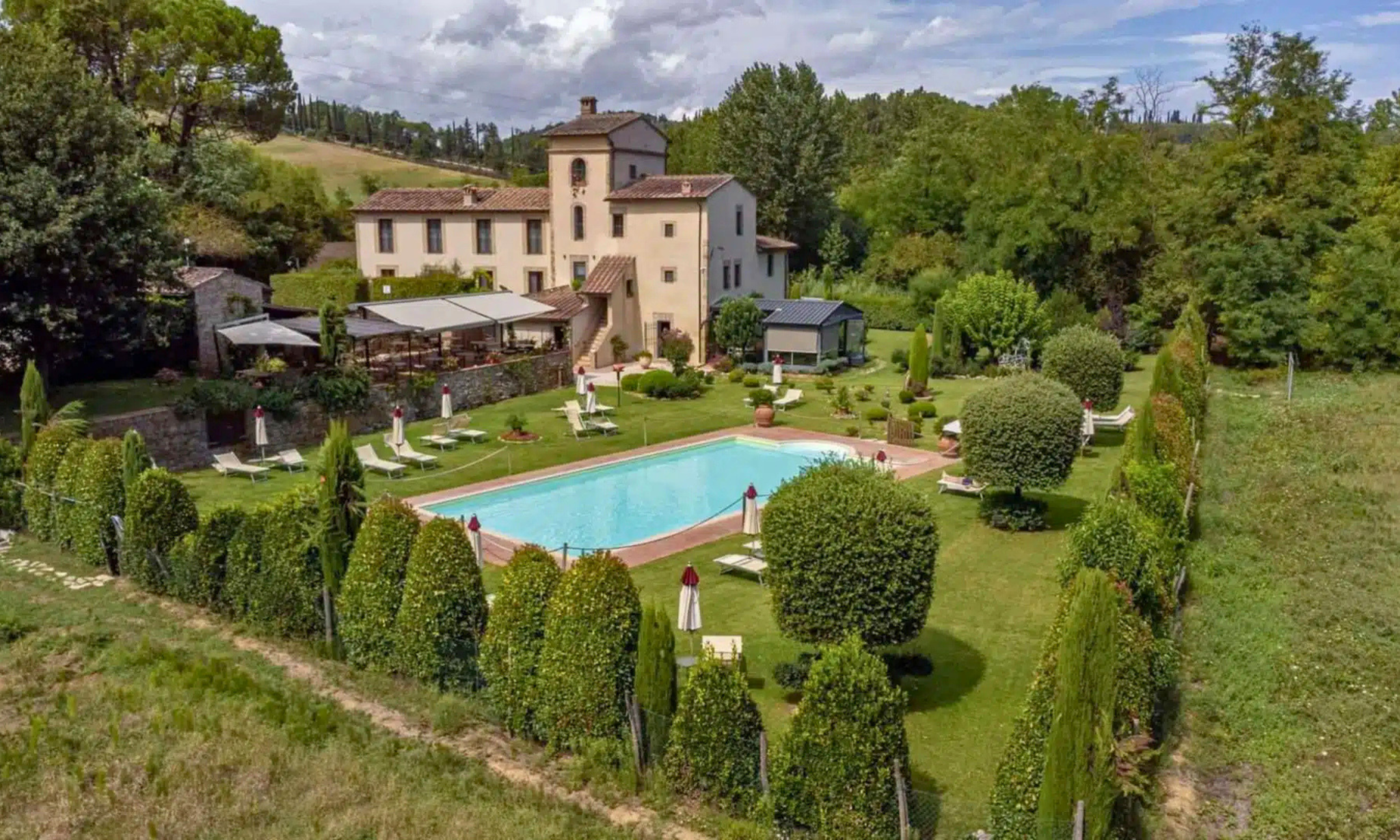 real estate investment in tuscany: villa with a pool