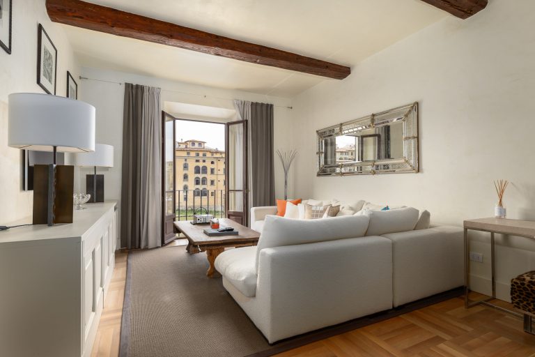 Apartment with a view of the Lungarno in Florence-0_478146