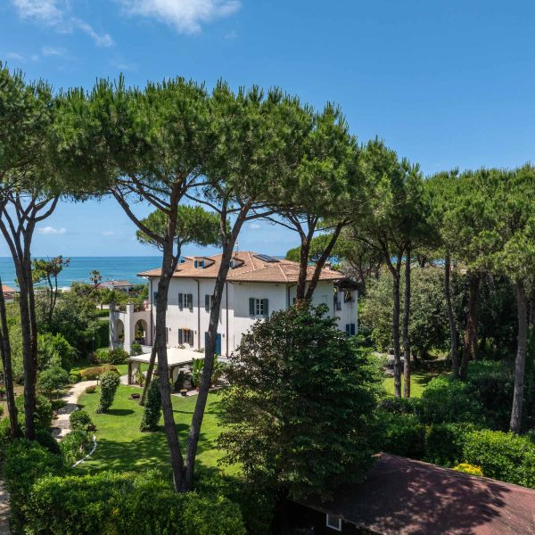 Magnificent Beachfront Villa with Pool in Forte dei Marmi-16_481380