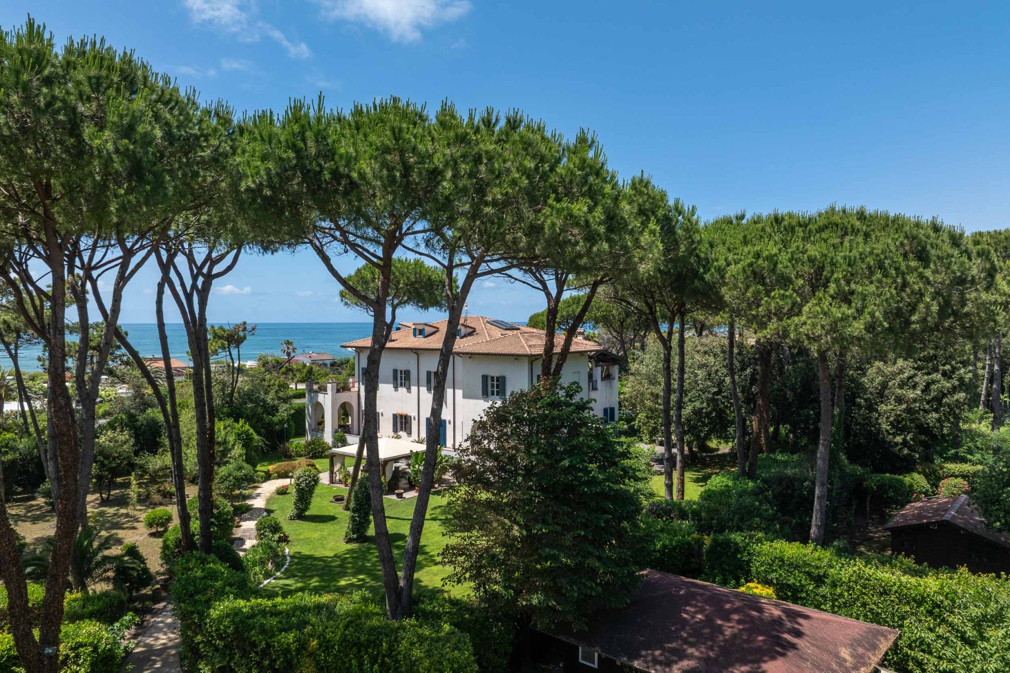 Magnificent Beachfront Villa with Pool in Forte dei Marmi-16_481380