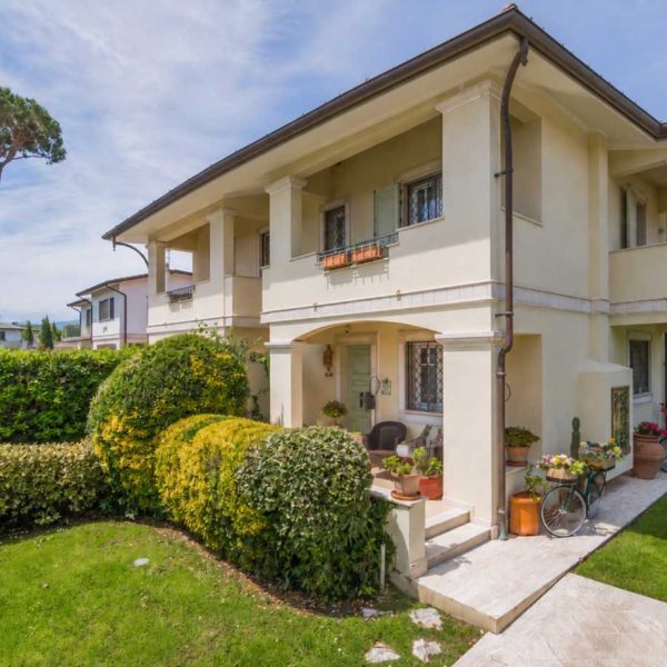 Semi-detached Villa with Garden in Forte dei Marmi-0_482322