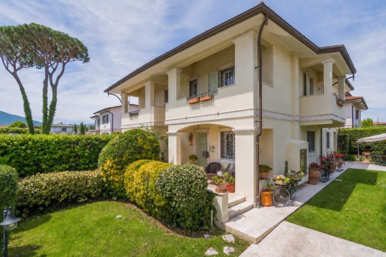 Semi-detached Villa with Garden in Forte dei Marmi-0_482322