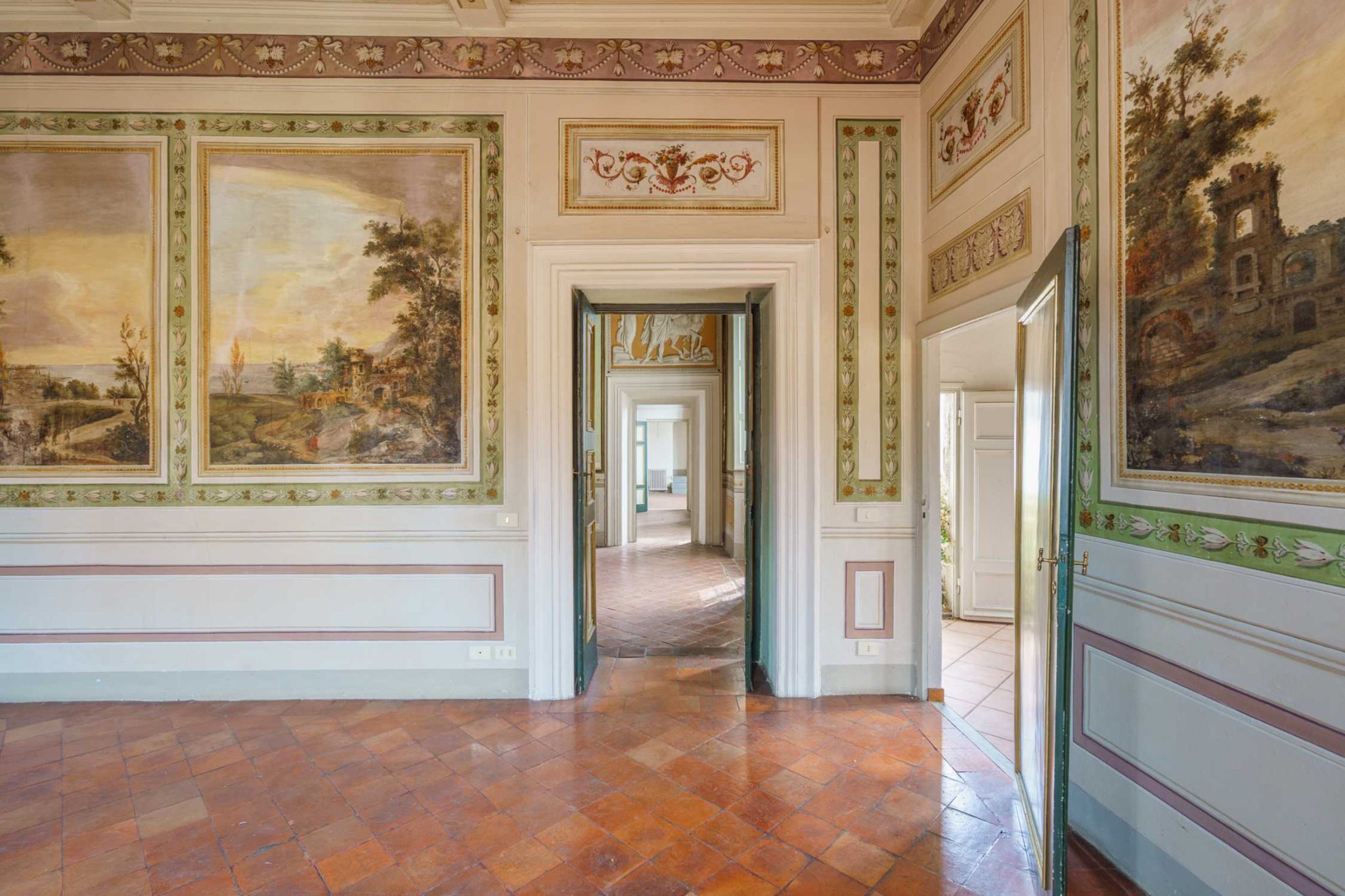 Prestigious Frescoed Apartment in Lucca-0_483798