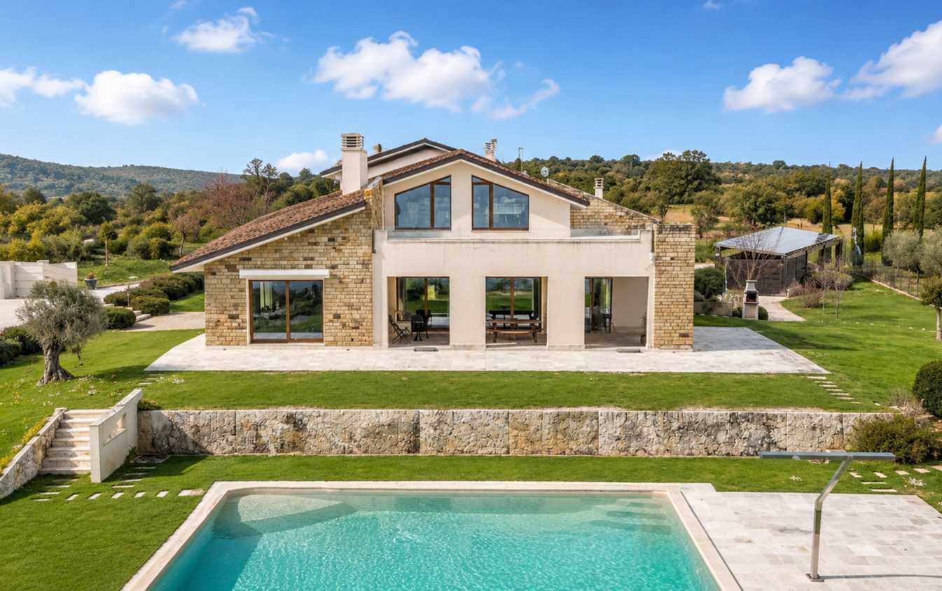 Villa moderna con Bio-Piscina Panoramica in Vendita nella Campagna Senese