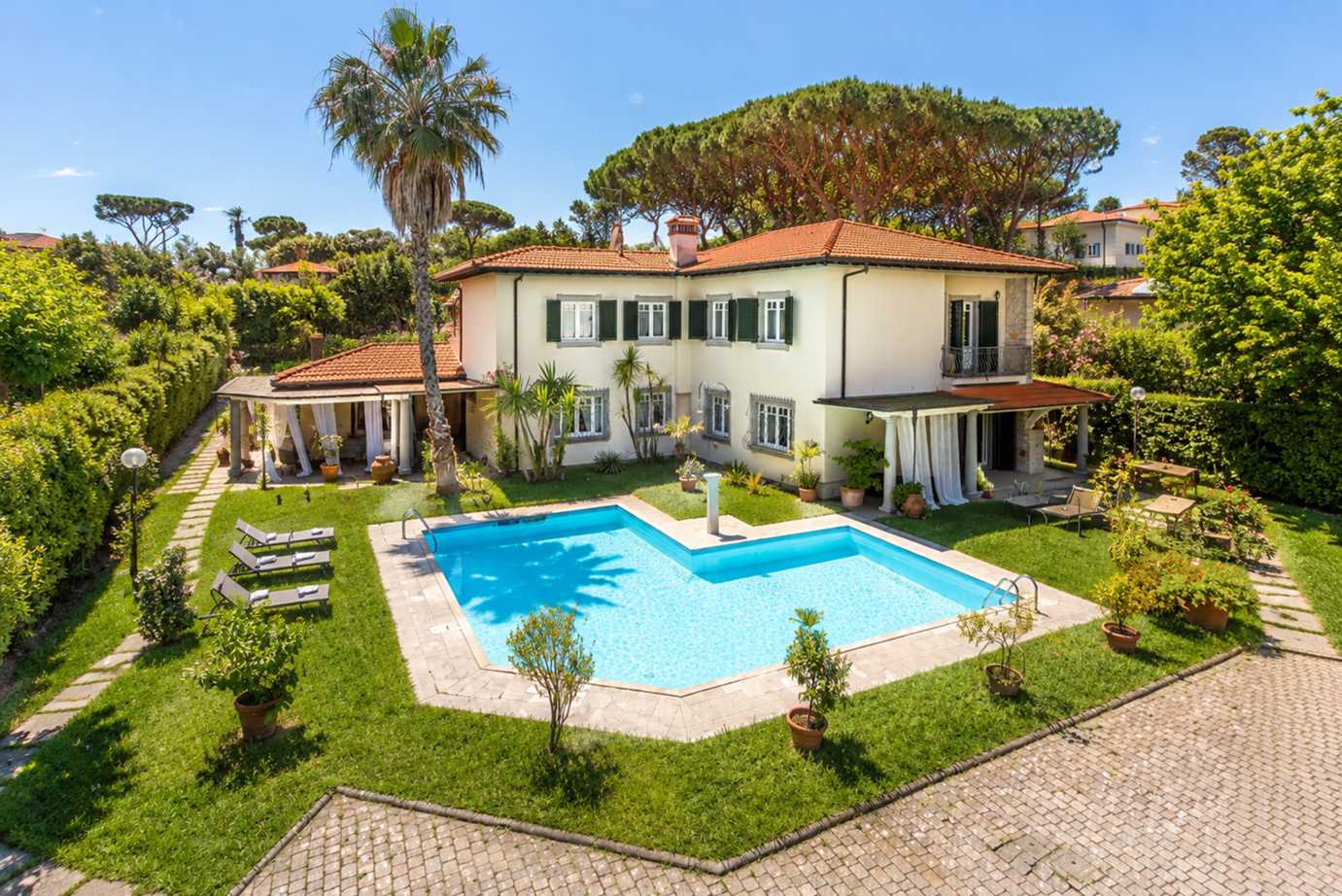 Charming Villa with Pool in Forte dei Marmi-0_490411