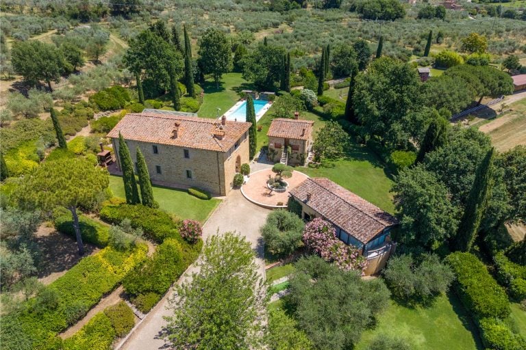 Elegant Estate with Pool in Arezzo-0_494352