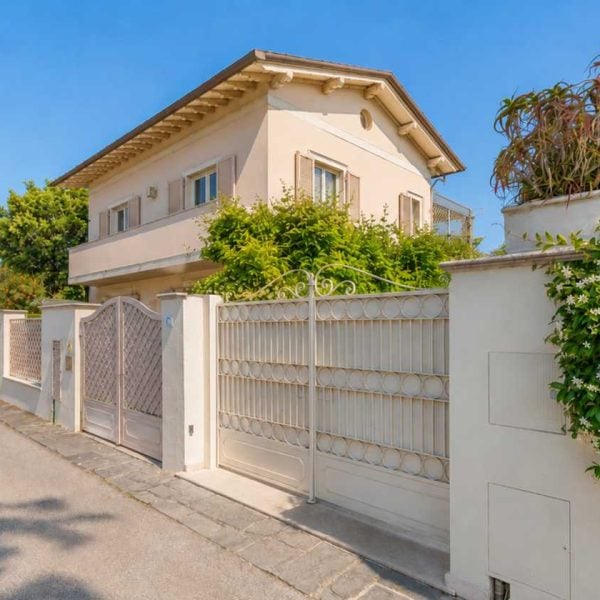 Villa with Dependance in Forte dei Marmi-0_488075