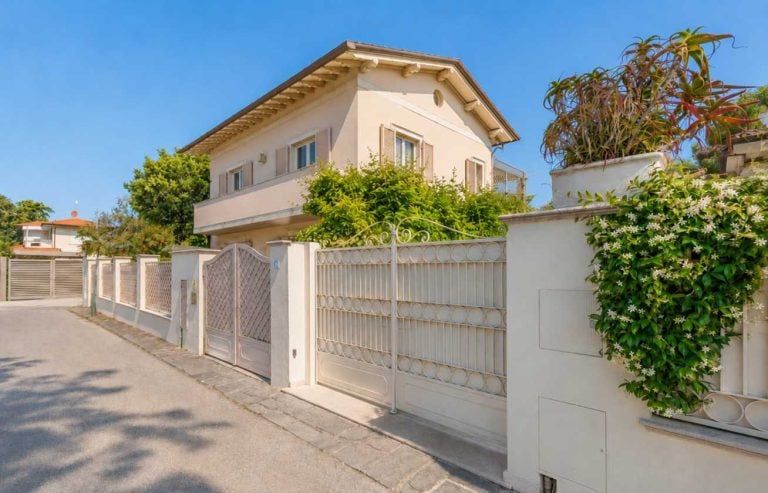 Villa with Dependance in Forte dei Marmi-0_488075