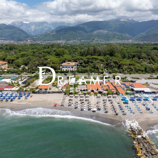 Magnificent Beachfront Villa with Pool in Forte dei Marmi-0_481336