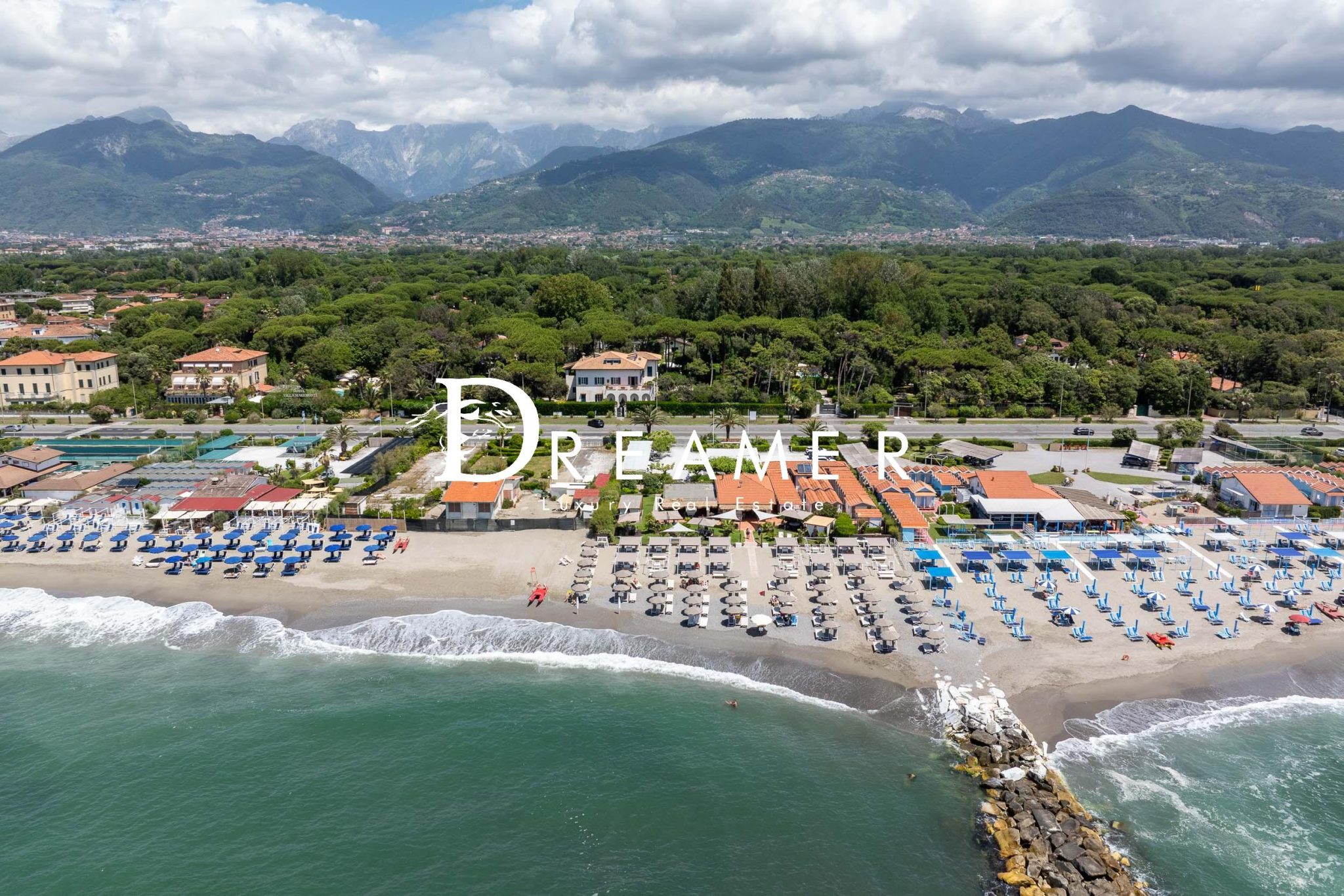 Magnificent Beachfront Villa with Pool in Forte dei Marmi-0_481336