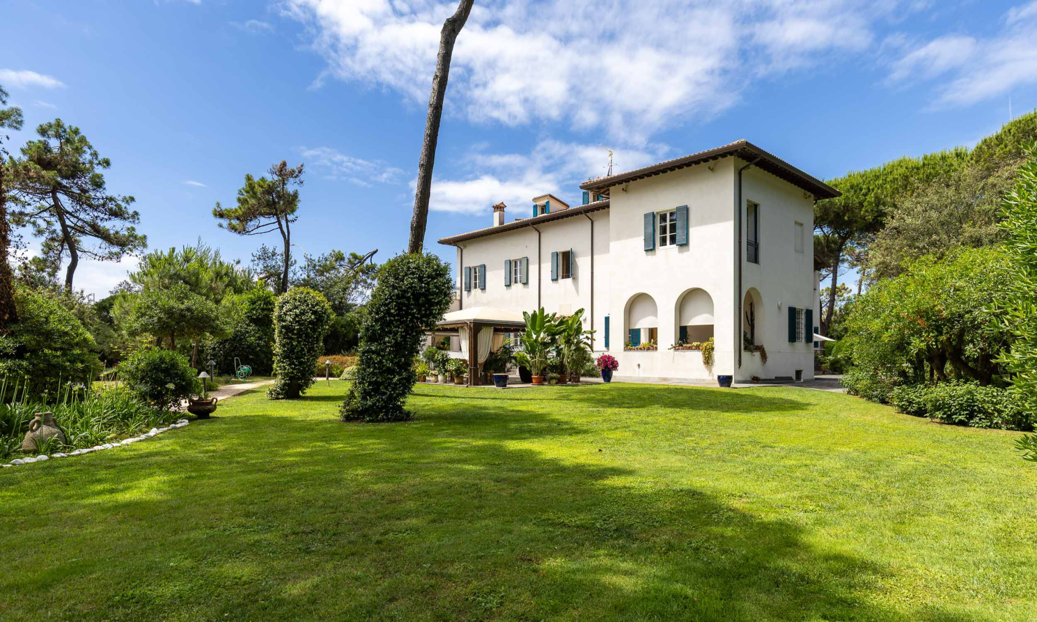 luxury waterfront villa for sale in italy