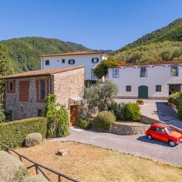 Villa with 16 hectares of land in Lucca-0_516218