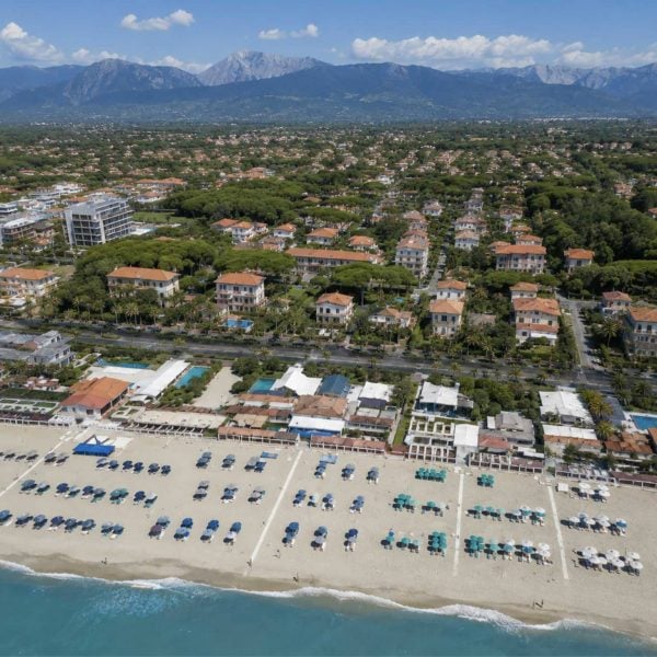 Seafront Villa with Park in Forte dei Marmi-0_517563