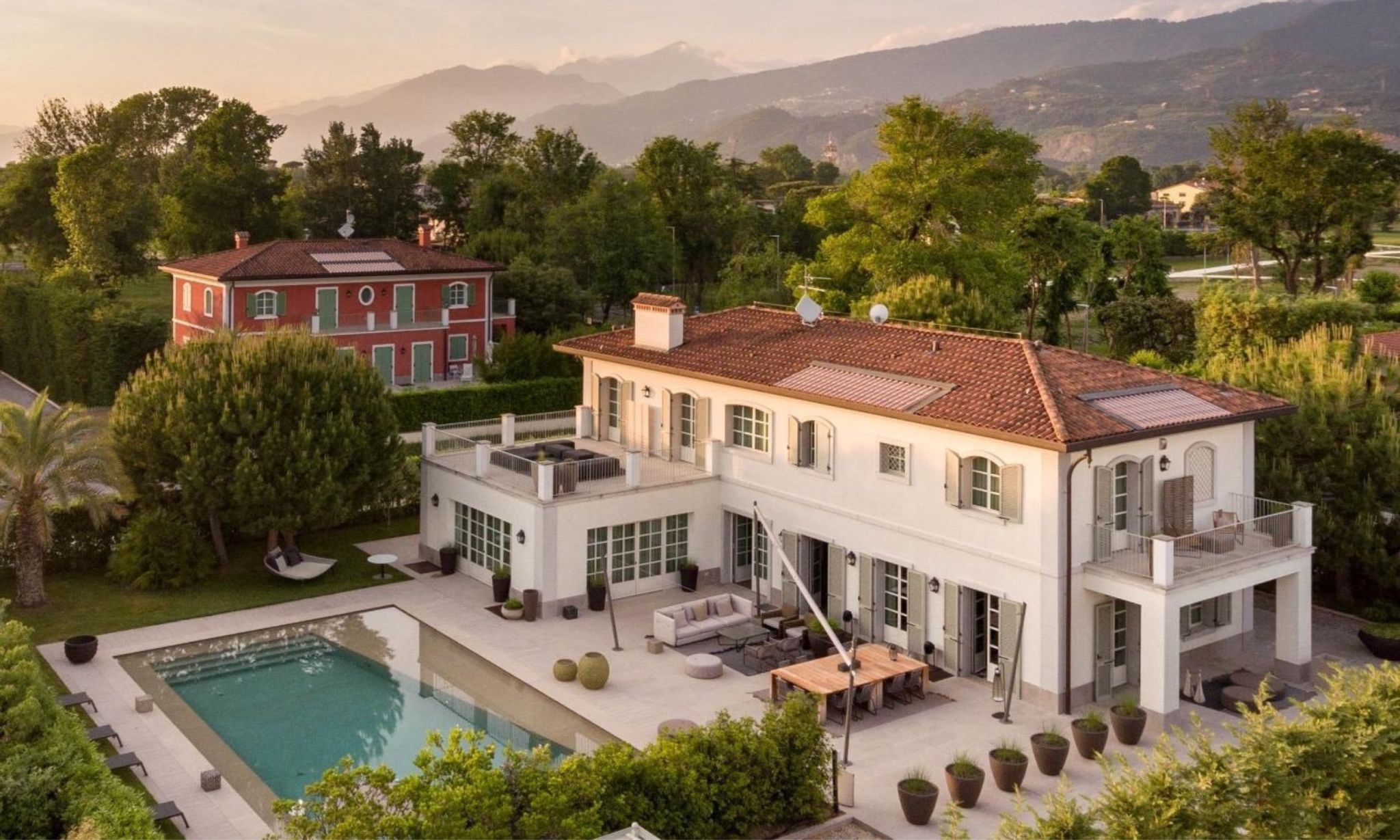 Villa with Pool for Sale in Forte dei Marmi