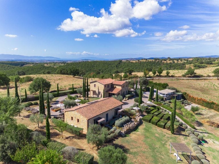 533049-_prod_persistent_93b4af7d-fc18-4b09-8d73-b8b8bb32f881_Villa-for-sale-Tuscany-16923