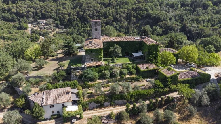 534749-_prod_persistent_f4a8cc30-b7a4-4348-b6d9-a4ea361fd958_6438-storico-castello-con-piscina-e-vista-su-firenze-header1