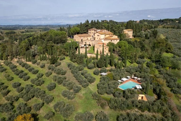 535832-_prod_persistent_2a2e1610-df97-4ac4-9a99-56b31732b8e9_Stunning-Hamlet-for-sale-Chianti-13630