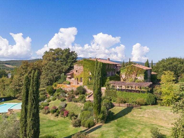 536278-_prod_persistent_fef3c8f5-2017-4cdb-b0f1-d2f03703cd1a_Tuscan-villa-for-sale-15783