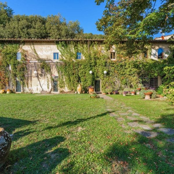 Wonderful Villa with Pool and Private Park-0_541090